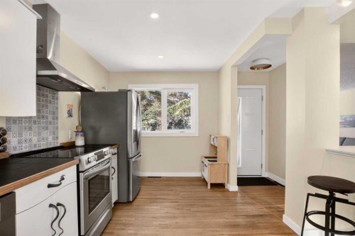2507 Chicoutimi Drive Nw, Calgary, AB - Indoor Photo Showing Kitchen