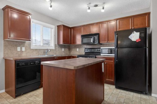 135 Copperstone Grove Se, Calgary, AB - Indoor Photo Showing Kitchen