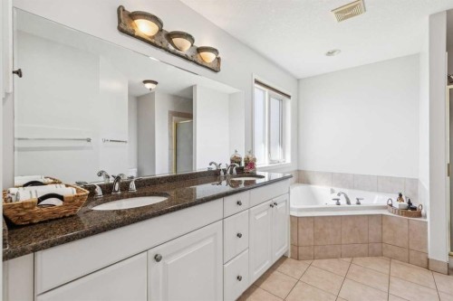 450 Wentworth Place Sw, Calgary, AB - Indoor Photo Showing Bathroom