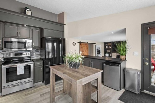 48 Rivergreen Crescent Se, Calgary, AB - Indoor Photo Showing Kitchen