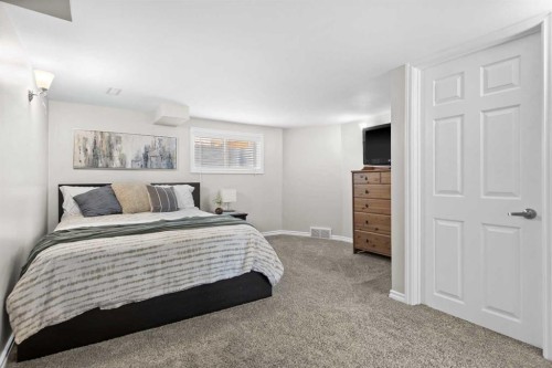 48 Rivergreen Crescent Se, Calgary, AB - Indoor Photo Showing Bedroom