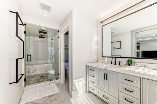 22 Angle Street Sw, Calgary, AB - Indoor Photo Showing Bathroom