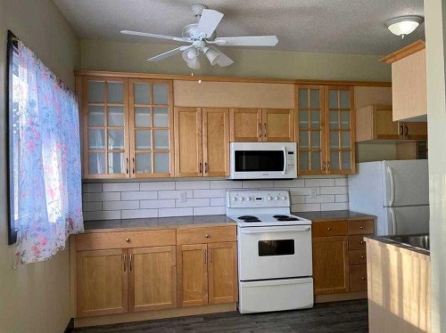 5906 60 Street, Red Deer, AB - Indoor Photo Showing Kitchen