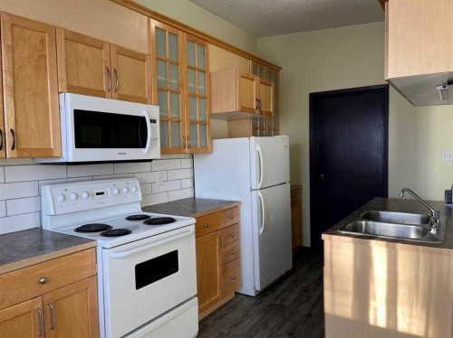 5906 60 Street, Red Deer, AB - Indoor Photo Showing Kitchen With Double Sink