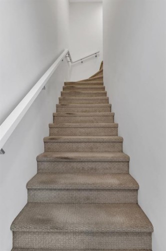 516 Greenbriar Common Nw, Calgary, AB - Indoor Photo Showing Other Room