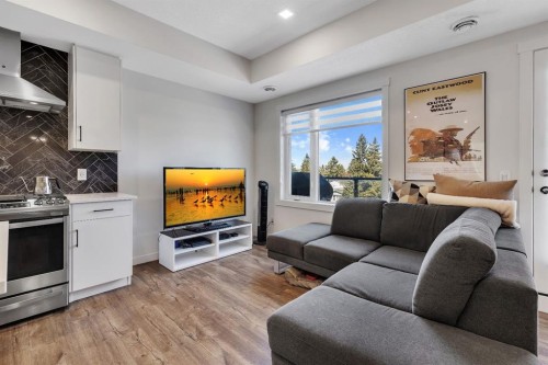 516 Greenbriar Common Nw, Calgary, AB - Indoor Photo Showing Living Room