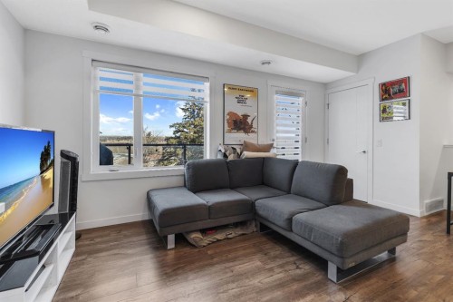 516 Greenbriar Common Nw, Calgary, AB - Indoor Photo Showing Living Room