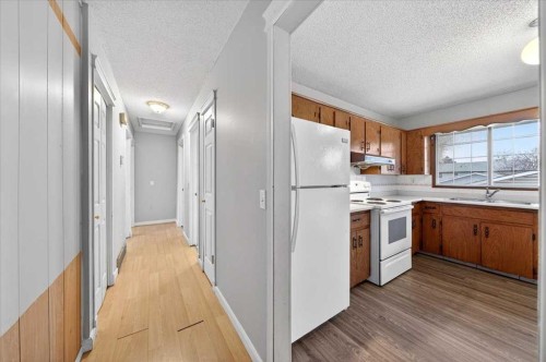 4748 Rundlehorn Drive Ne, Calgary, AB - Indoor Photo Showing Kitchen