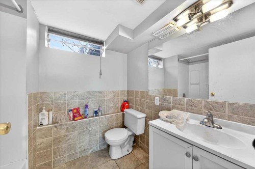 4748 Rundlehorn Drive Ne, Calgary, AB - Indoor Photo Showing Bathroom