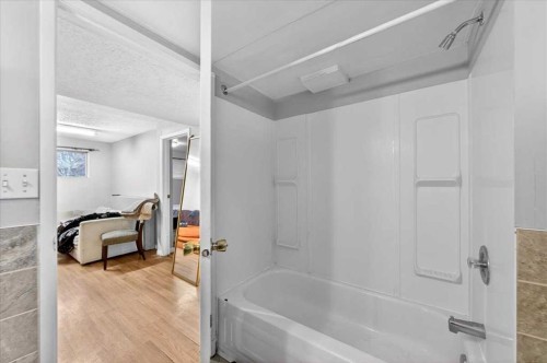 4748 Rundlehorn Drive Ne, Calgary, AB - Indoor Photo Showing Bathroom