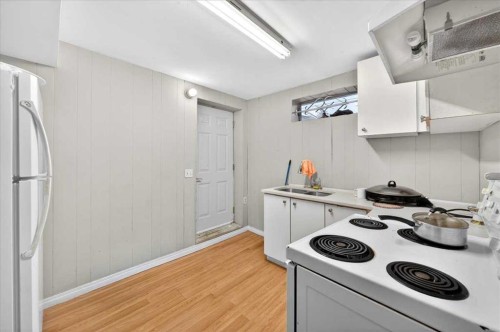 4748 Rundlehorn Drive Ne, Calgary, AB - Indoor Photo Showing Kitchen