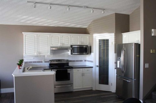 37 Chaparral Ridge Link Se, Calgary, AB - Indoor Photo Showing Kitchen