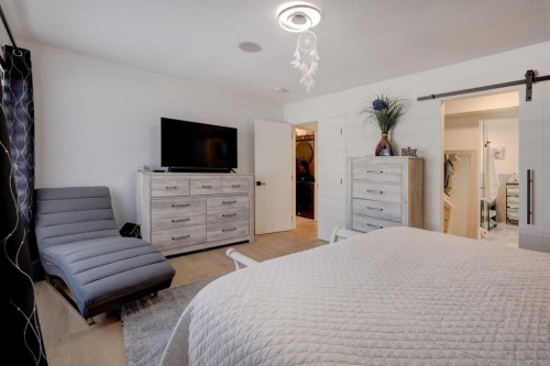 4620 30 Avenue Sw, Calgary, AB - Indoor Photo Showing Bedroom