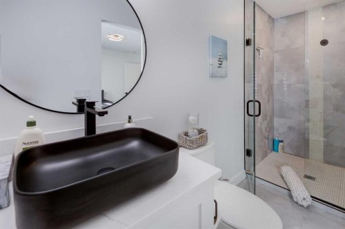 4620 30 Avenue Sw, Calgary, AB - Indoor Photo Showing Bathroom