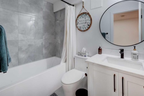 4620 30 Avenue Sw, Calgary, AB - Indoor Photo Showing Bathroom