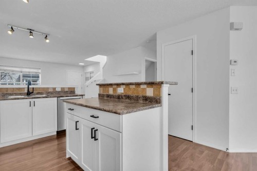281 Elgin Gardens Se, Calgary, AB - Indoor Photo Showing Kitchen