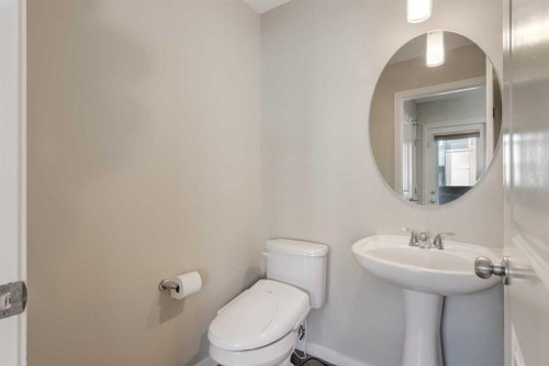 905 Evansridge Park Nw, Calgary, AB - Indoor Photo Showing Bathroom