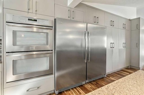 955 Cannock Road Sw, Calgary, AB - Indoor Photo Showing Kitchen