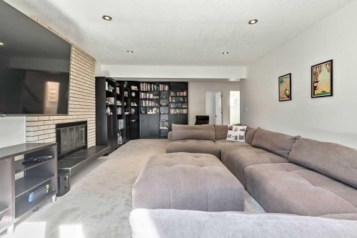 955 Cannock Road Sw, Calgary, AB - Indoor Photo Showing Living Room