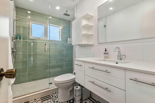 955 Cannock Road Sw, Calgary, AB - Indoor Photo Showing Bathroom