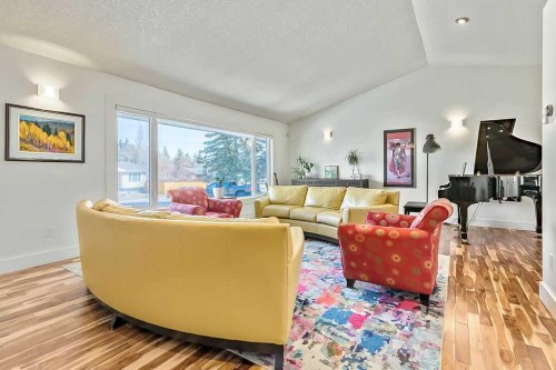 955 Cannock Road Sw, Calgary, AB - Indoor Photo Showing Living Room