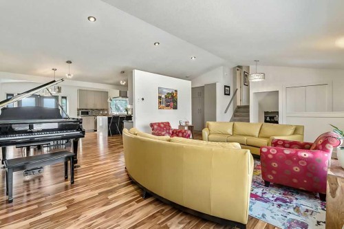 955 Cannock Road Sw, Calgary, AB - Indoor Photo Showing Living Room