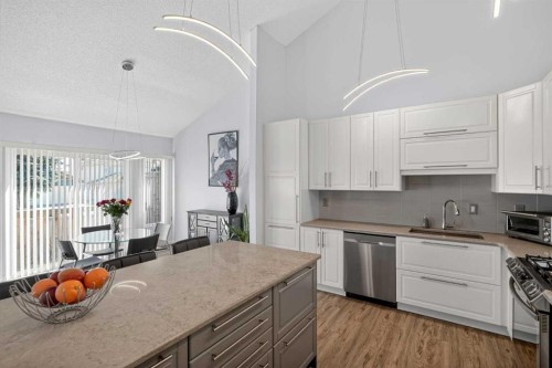 156 Sunlake Gardens Se, Calgary, AB - Indoor Photo Showing Kitchen