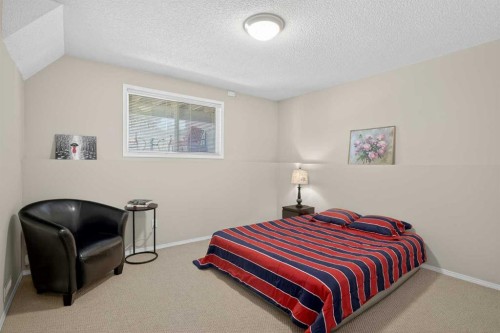156 Sunlake Gardens Se, Calgary, AB - Indoor Photo Showing Bedroom