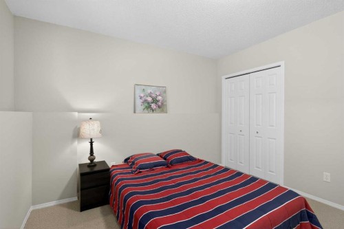 156 Sunlake Gardens Se, Calgary, AB - Indoor Photo Showing Bedroom