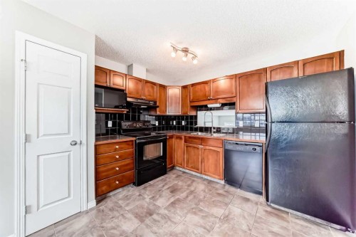 17 Copperfield Court Se, Calgary, AB - Indoor Photo Showing Kitchen