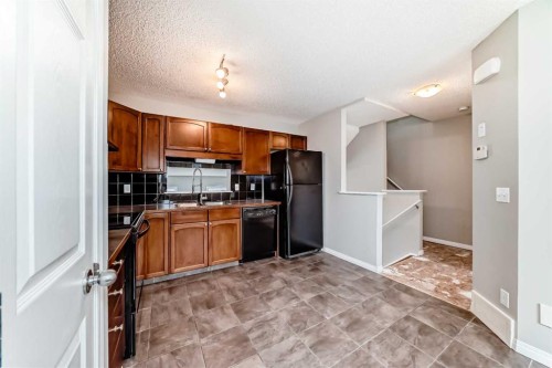 17 Copperfield Court Se, Calgary, AB - Indoor Photo Showing Kitchen