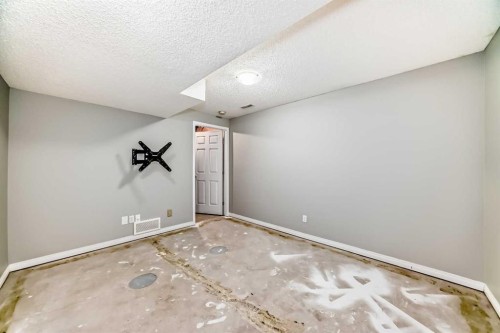 17 Copperfield Court Se, Calgary, AB - Indoor