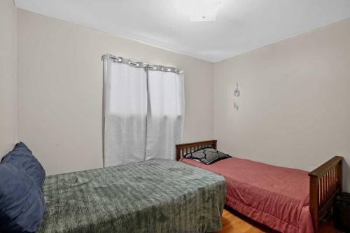 1823 38 Street Se, Calgary, AB - Indoor Photo Showing Bedroom