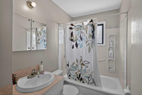 1823 38 Street Se, Calgary, AB - Indoor Photo Showing Bathroom