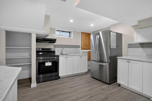 1823 38 Street Se, Calgary, AB - Indoor Photo Showing Kitchen