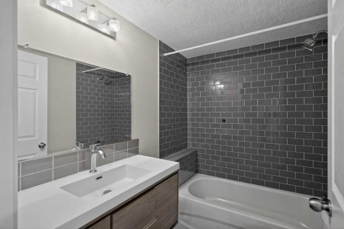 1823 38 Street Se, Calgary, AB - Indoor Photo Showing Bathroom