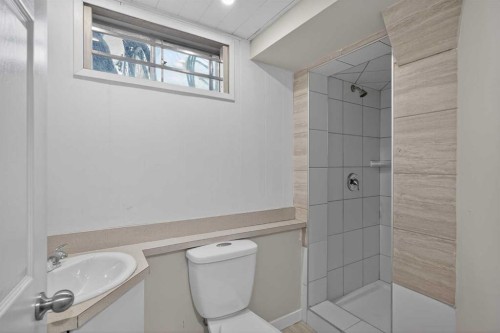 1823 38 Street Se, Calgary, AB - Indoor Photo Showing Bathroom