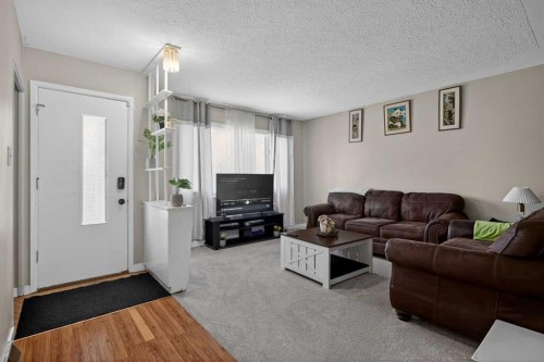 1823 38 Street Se, Calgary, AB - Indoor Photo Showing Living Room
