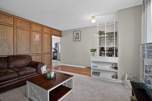 1823 38 Street Se, Calgary, AB - Indoor Photo Showing Living Room