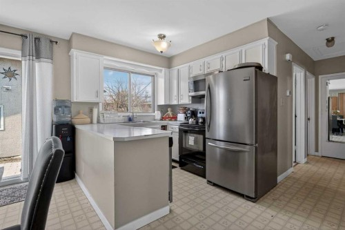 1823 38 Street Se, Calgary, AB - Indoor Photo Showing Kitchen