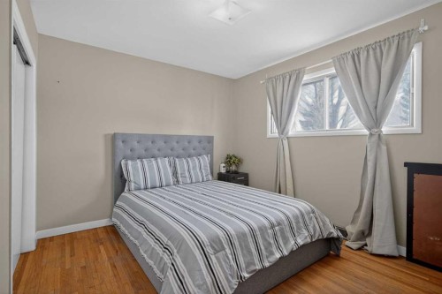 1823 38 Street Se, Calgary, AB - Indoor Photo Showing Bedroom