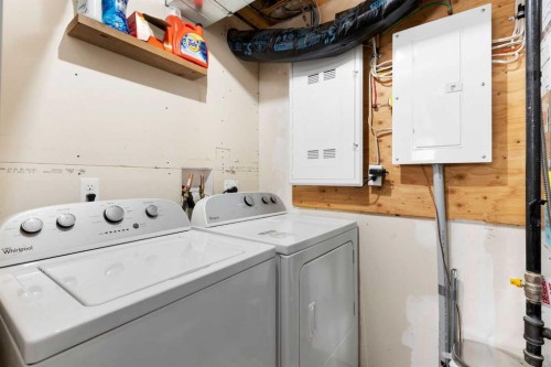125 Copperpond Common Se, Calgary, AB - Indoor Photo Showing Laundry Room