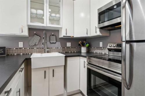 1336 154 Avenue Sw, Calgary, AB - Indoor Photo Showing Kitchen With Upgraded Kitchen
