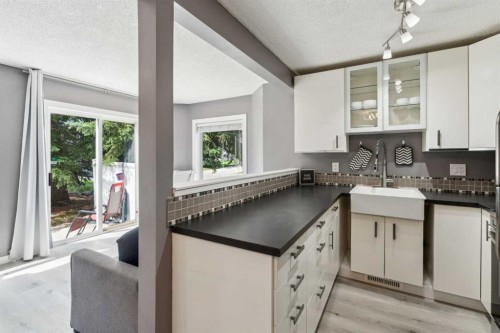 1336 154 Avenue Sw, Calgary, AB - Indoor Photo Showing Kitchen