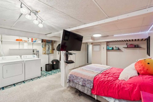 1336 154 Avenue Sw, Calgary, AB - Indoor Photo Showing Laundry Room