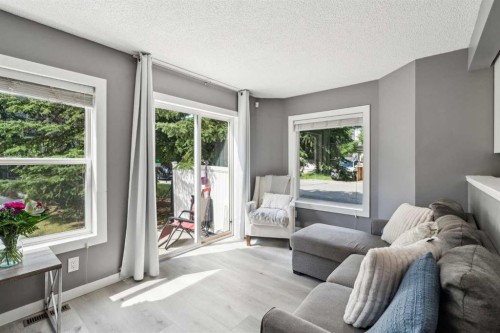1336 154 Avenue Sw, Calgary, AB - Indoor Photo Showing Living Room
