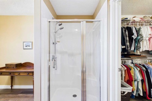 1910 High Park Circle Nw, High River, AB - Indoor Photo Showing Bathroom