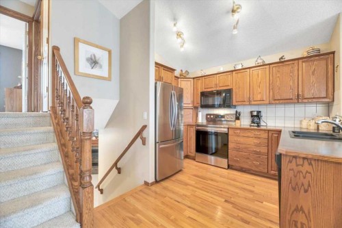280 Cramond Close Se, Calgary, AB - Indoor Photo Showing Kitchen