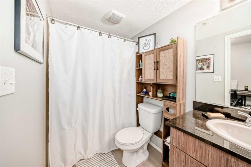 1305-403 Mackenzie Way Sw, Airdrie, AB - Indoor Photo Showing Bathroom