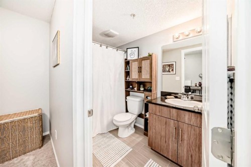 1305-403 Mackenzie Way Sw, Airdrie, AB - Indoor Photo Showing Bathroom
